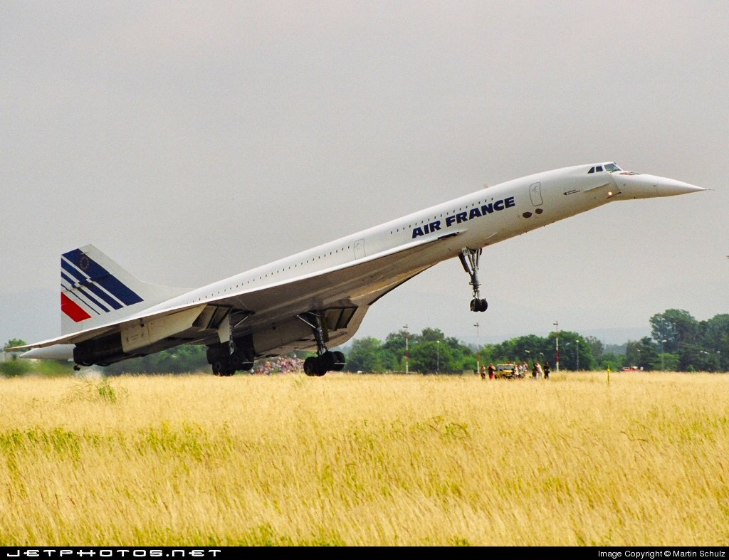 flightradar24's tweet photo. 43 years ago today #Concorde entered commercial service. Here's a look at flying Concorde we compiled for the 40th anniversary a few years ago. https://t.co/GvIWe4LLSw https://t.co/sIPHAEyOWT