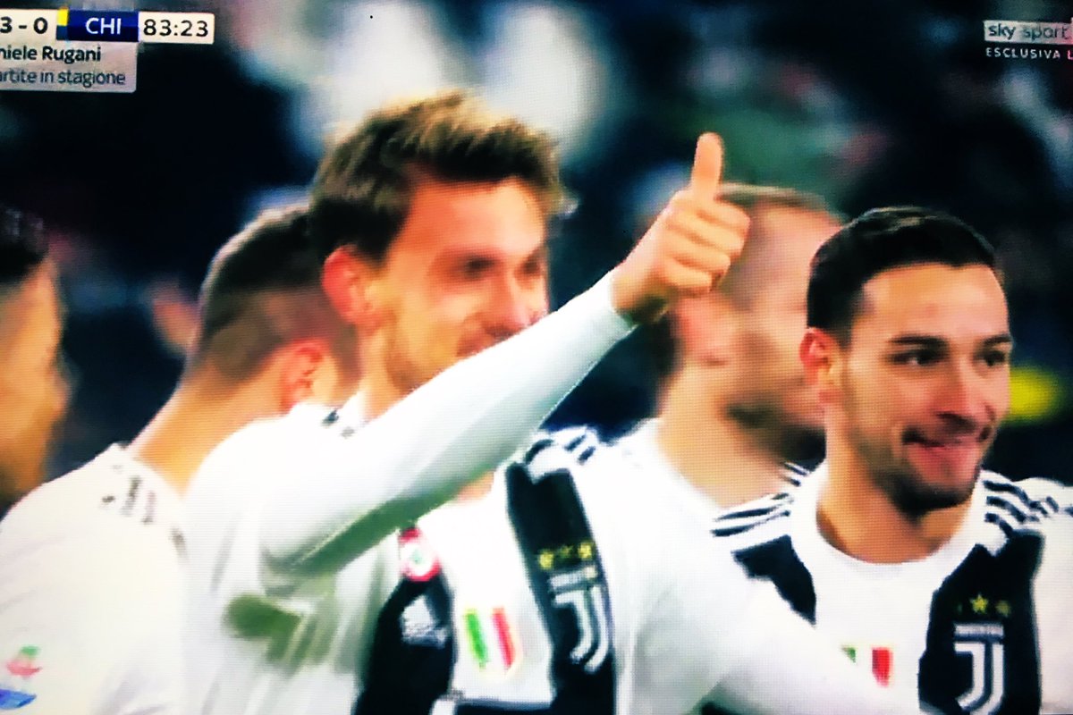 Goldrake1810's tweet photo. E arriva anche il TERZO... lo segna Danielino Rugani @DanieleRugani di testa 💪
#JuventusChievo 3-0
#JuveChievo 3-0
#JUVCHI 3-0 https://t.co/bAY4vVdXbG