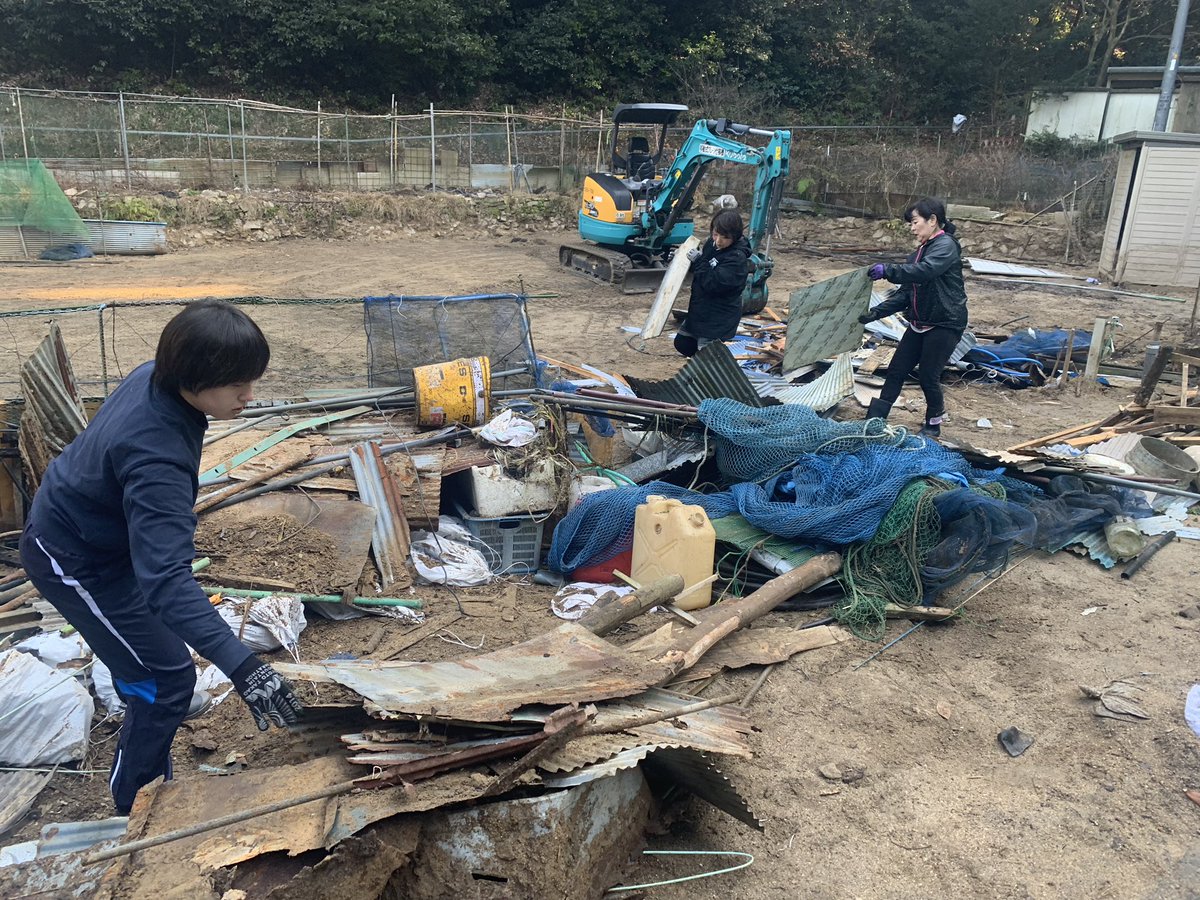 1月22日作業報告
畑に設置してあった納屋を撤去した後のゴミを仕分けしながら運搬しています。重機で壊すのは一発だけど仕分けと手作業での積み込みは大変です汗
#小屋浦