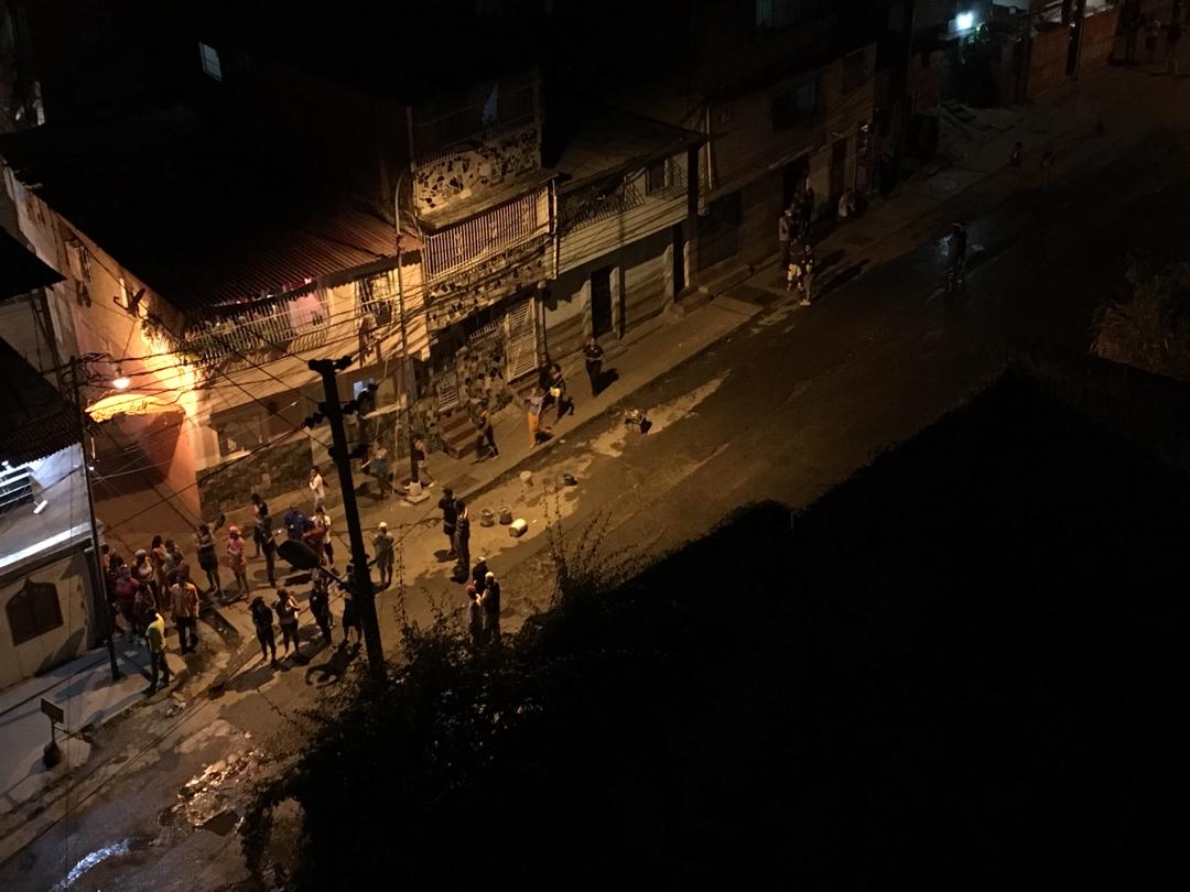 NTN24ve's tweet photo. #AHORA Vecinos de Pinto Salinas e  Caracas bajan a las calles y gritan consignas en apoyo a los militares a quienes, al mismo tiempo, preguntan si no están cansados de la crisis 10:35pm https://t.co/W0qcfCgq64