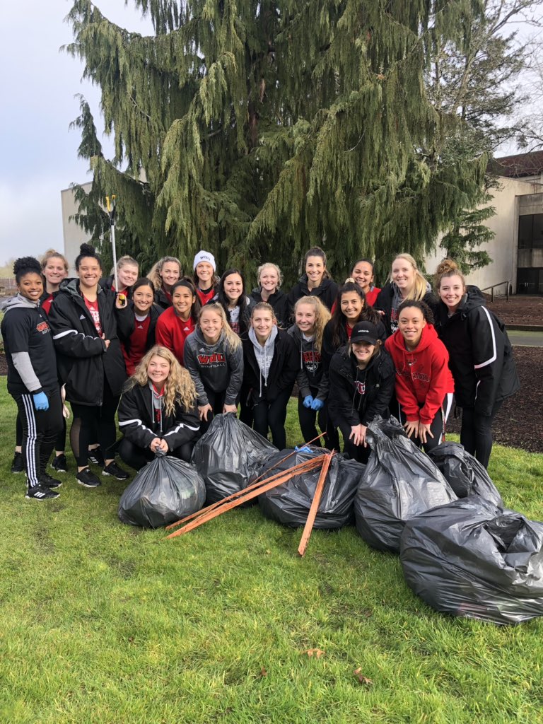 WOUSoftball's tweet photo. 🗑 #CommunityCleanupCrew 🗑 #wousoftball https://t.co/BzPBbuyEBC