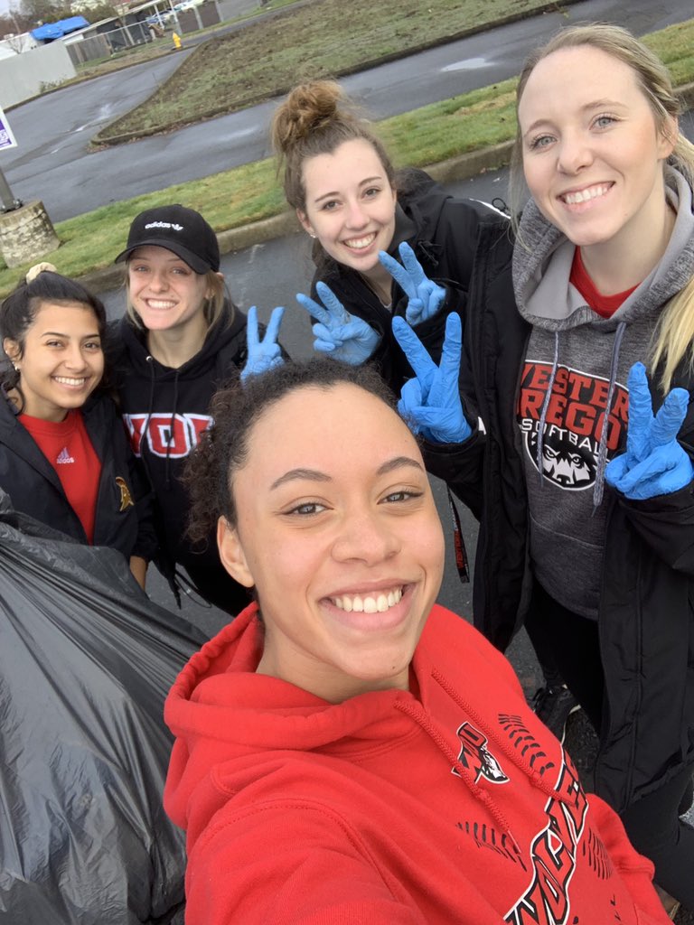 WOUSoftball's tweet photo. 🗑 #CommunityCleanupCrew 🗑 #wousoftball https://t.co/BzPBbuyEBC