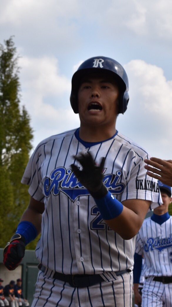 ridai_nanshiki's tweet photo. 石井海人#21（福岡西陵高校）
この岡山で彼の存在を知らぬ者はいないだろう。そう彼こそが理大の吠える大砲。持ち前の最強フルパワーから放たれる打球は…いえ、なんでもありません。
しかし彼には悩みが。それは、自分のギャグが全くウケないこと。後輩たちよ、もっと僕のギャグで笑ってよ。 https://t.co/8MOA0h4XYy