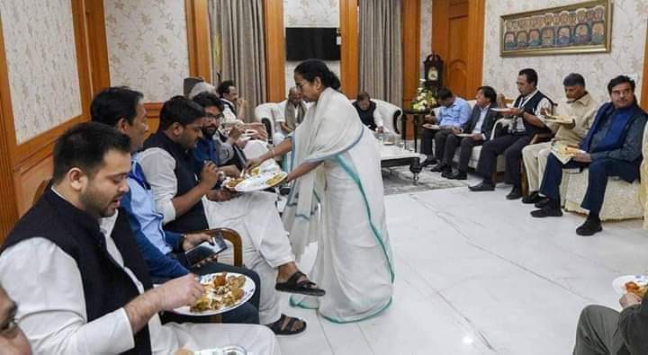 dikshants112's tweet image. लोमड़ी ने दावत रखी और बहुत सारे लकड़बग्घो और सियारों को खाने पर बुलाया और उनसे कहा जंगल में एक शेर है हमें उसके खिलाफ गठबंधन करना पड़ेगा। #ModiVsAll #ModiVsGathbandhan