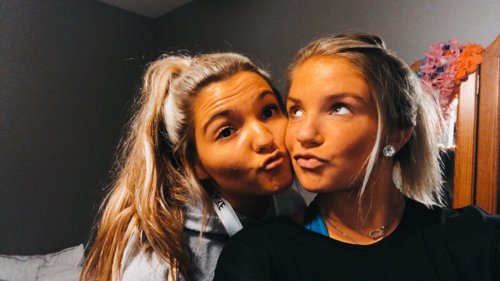 mandaa_134's tweet photo. Happy bday to my forever bestfriend💜💜couldn’t live life without you🥰🥰I love you💙 @taywagster https://t.co/B9Vx2PInHI