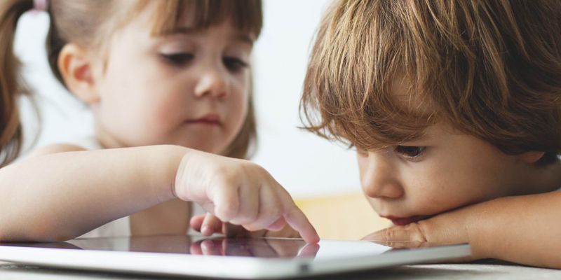 Mobile_Safety's tweet photo. “The Pew Research Centre reported that 75 percent of preteens and early teens keep their cell phones in their front pockets all day long, which is way harmful for their reproductive health” https://t.co/ibyVVbEJau https://t.co/vAAWo3Rn5C