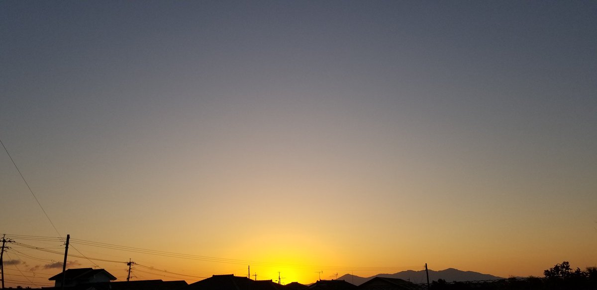 Okiron 今朝 7時分頃の空 昨夜の満月が まだ 空にいた 北西の空 青がまだ 薄い空に 大きな白い満月 とても美しい 対称的に東の空には 出たばかりのオレンジの 太陽 あたたかな光を放つ 広がるオレンジの光が美しい 白い月と