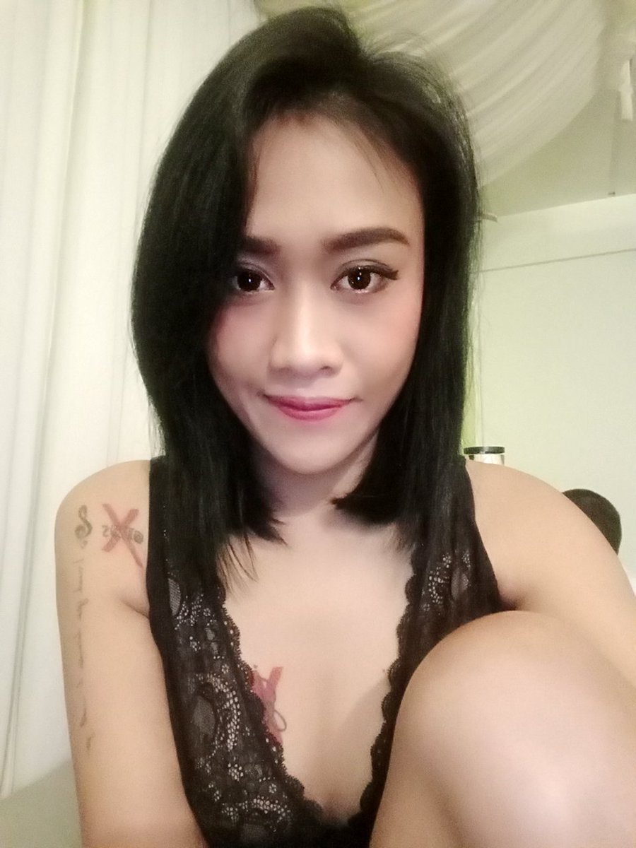 JeslineDewi's tweet photo. Ketika kita sibuk mencintai orang lain. Maka kita sibuk untuk mencintai diri kita sendiri. https://t.co/aMlmltG9dj