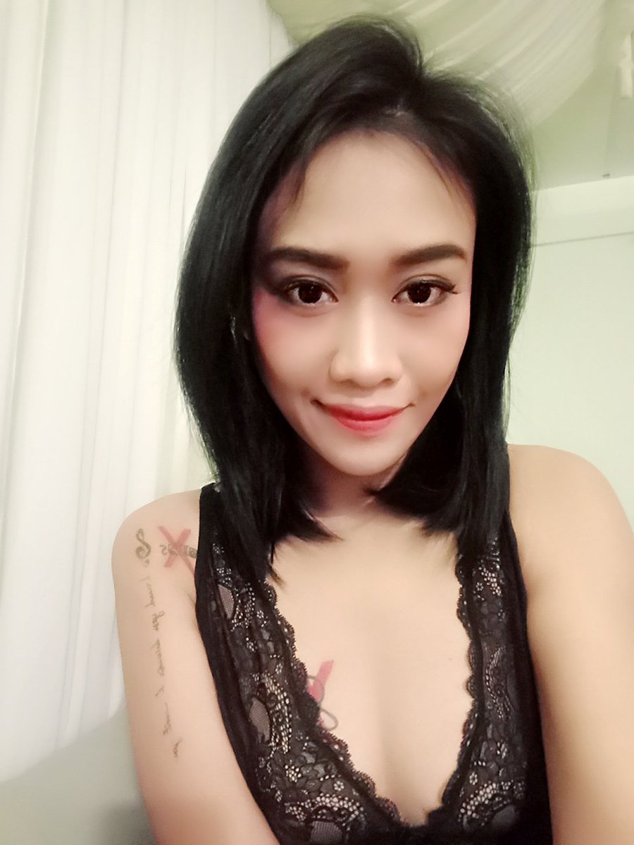 JeslineDewi's tweet photo. Ketika kita sibuk mencintai orang lain. Maka kita sibuk untuk mencintai diri kita sendiri. https://t.co/aMlmltG9dj