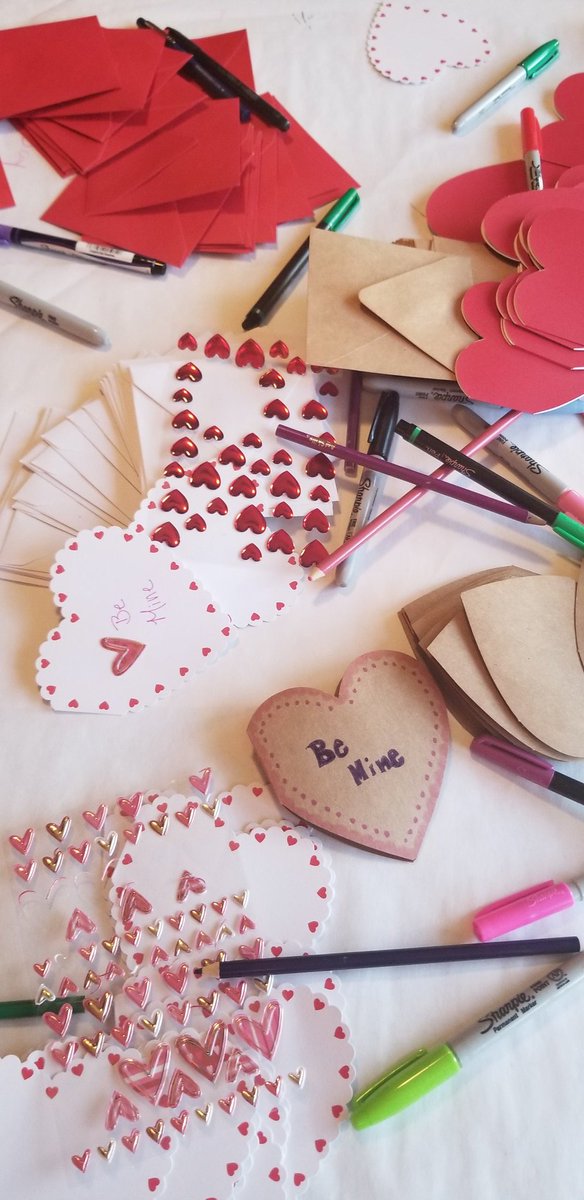 JohnniMohprasit's tweet photo. Since its hovering just above freezing, the kids and I are spending MLK Jr National Day of Service making Valentines for patients of Children's Hospital. @ATTHSVRockets #atthsvclg #ATTCLG #ATTimpact https://t.co/8mVjFyAqRo