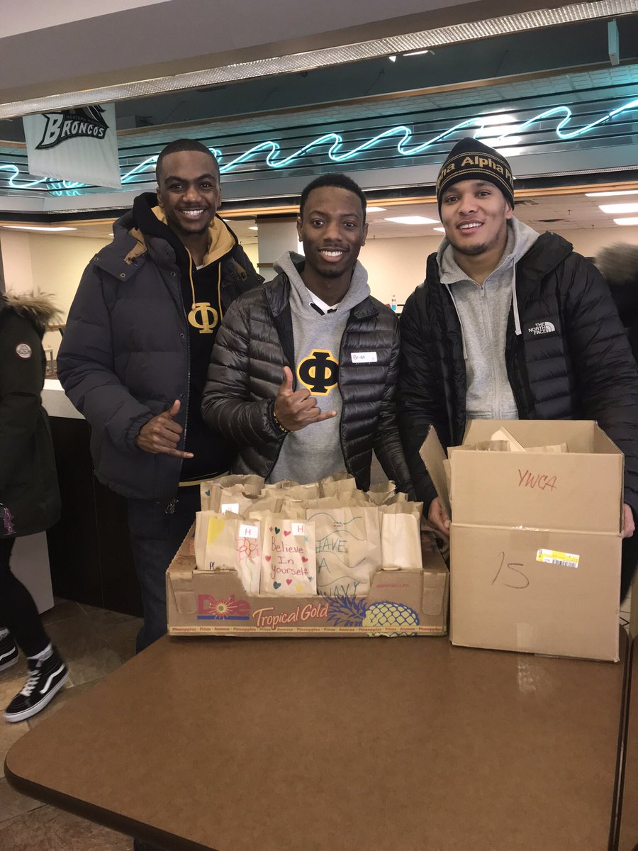 TheEXi_Alphas's tweet photo. The Brothers of Epsilon Xi Chapter honored the legacy of our Dear Brother, Dr. Martin Luther King, Jr. today by participating in the Lunch Bag Project hosted by YouComeFirst. We were able to help make over 300+ lunch bags to serve the Kalamazoo Community! #MLKDAY #APHIA #322nd 🤙🏾 https://t.co/X1yzWGU3R6