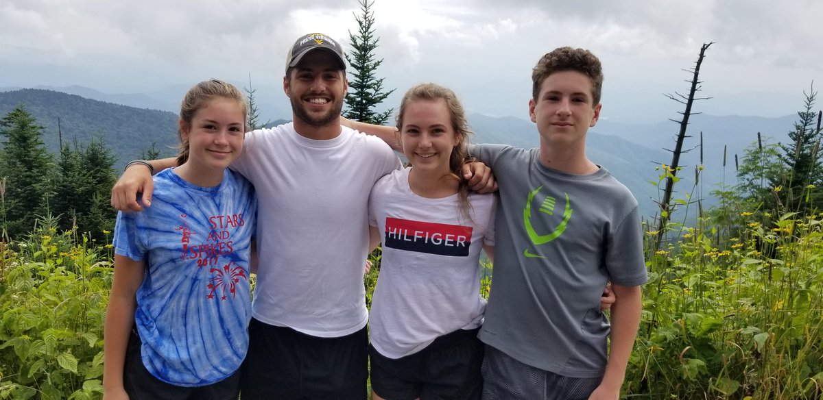 DavidYeater's tweet photo. #NationalHugDay #Fam #SideHug  #YeaterKids @MalloryYeater @JenniferYeater @EasyMon3yZach @MzmVariation https://t.co/QnD09Y4h7R