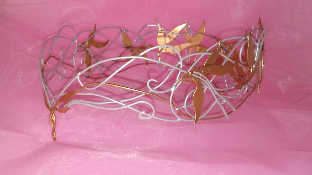 CandaceArtist's tweet photo. @WeddingChatIre Besides the #metal #weddingbouquets, I also offer #circlets and #headpieces #irishweddingchat https://t.co/8F0uchDVb0