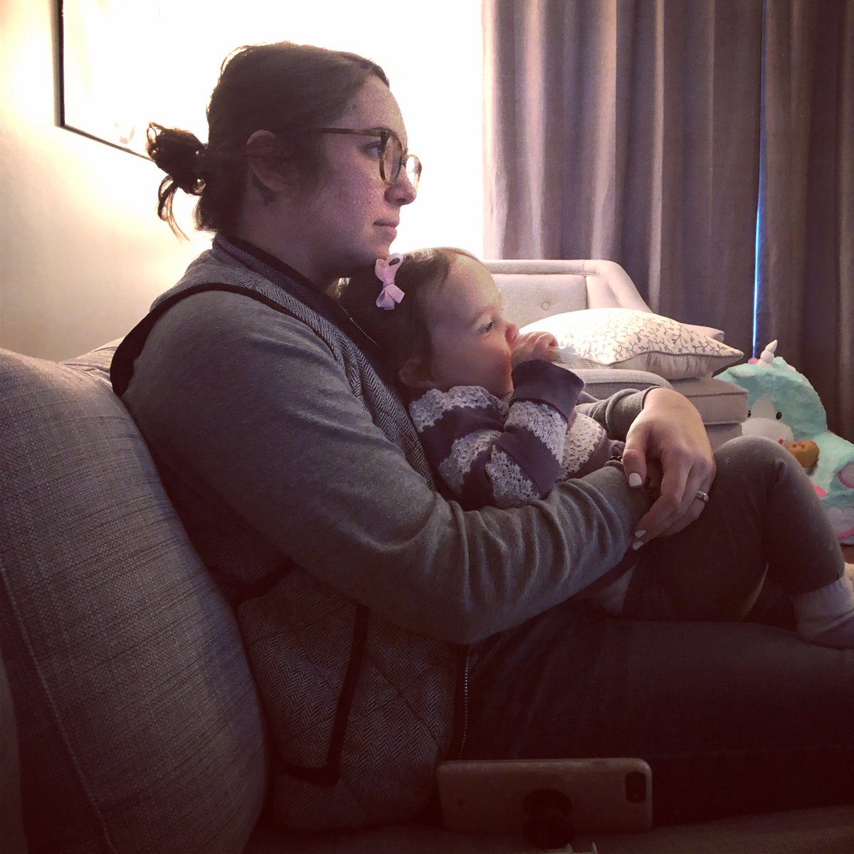 wijohnsonmusic's tweet photo. My whole world on one couch. #pennysue #mygirls https://t.co/JVifP5t7yZ