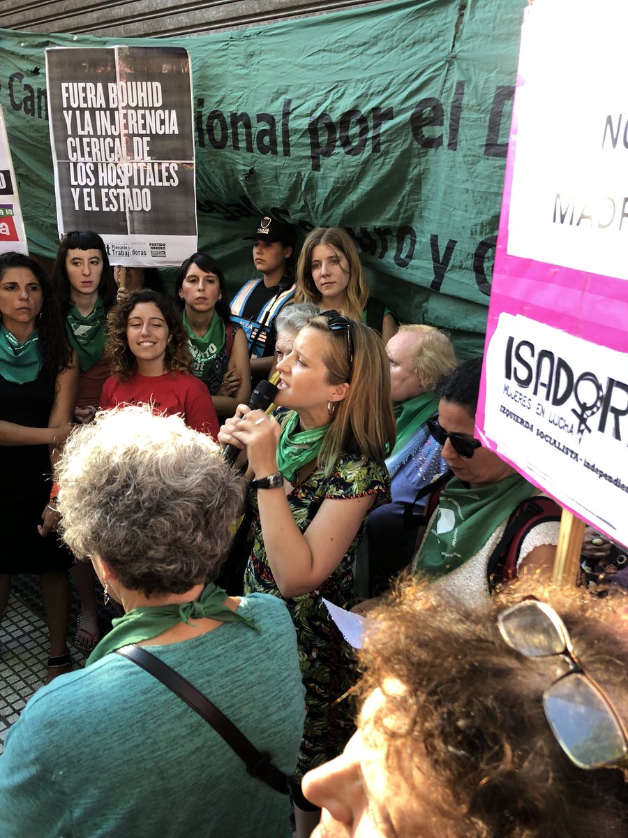 CampAbortoCABA's tweet photo. #CABA #Hoy en la casa se jujuy. Nos juntamos a repudiar al gobierno de Jujuy por demorar y obstaculizar el derecho a ILE de la Niña violada y embarazada en jujuy.
#NoFueILE El Gobierno de Jujuy miente. 
#NiñasNoMadres
#MoralesMiente 
#RenunciaMinistroBachaBouhid @CampAbortoLegal https://t.co/ZtkHaF38XB
