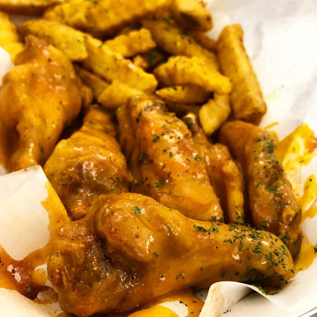 JWo1855's tweet photo. Finally got my first taste of the @thewingguru and they did NOT disappoint!!!  

Got them at the @fedexforum for the @memgrizz MLK game but gonna have to check out the other locations bc they were SO GOOD!!

#wingguru #wings #grizzlies #mlkday #mlk #memphis #901memphis #mlkday https://t.co/UcNsDhCjrQ