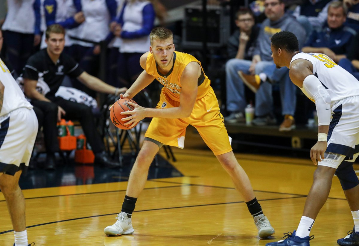 IndyStarSports's tweet photo. Rik Smits’ son still looks up to him literally (though not much) and figuratively (plenty) while developing with @ValpoBasketball.  

https://t.co/MITn0M6vHf https://t.co/VrlLiAZsDY