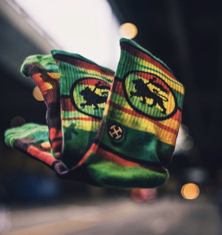Merge4_'s tweet photo. Feeling in top of the world🌎with the “Royalty”sock💛❤️💚
Click the link to swoop in a snag this rad looking sock! —> https://t.co/zSy3jDk2r8
📸: Adam Keely
#rastasocks #rasta #comfort #royalty https://t.co/lPGAkz5rIo
