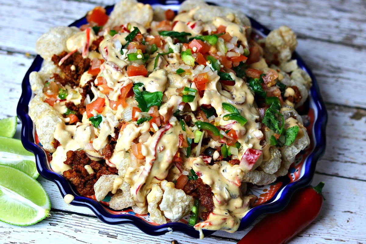 DrDavinahS's tweet photo. There’s no such thing as a Big Game without SNACKS! 🏈 This Loaded Pork Rinds dish is my keto take on Loaded Nachos! Used @hatfieldmeats chorizo w/ homemade queso &amp; pico de Gallo! The recipe is 👉🏾 https://t.co/TxGb0Va9m5!💥 #ad #BigGameWithHatfield #SimplyHatfield #drdavinahs https://t.co/TF2qXK43gK