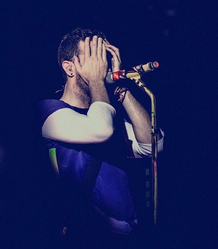 ColdplayerF's tweet photo. Cuando estoy viendo una película de terror y llega el suspenso 😥 / When I'm watching a horror movie and the suspense arrives 😥

#coldplay #chrismartin https://t.co/yfTTscbE9U