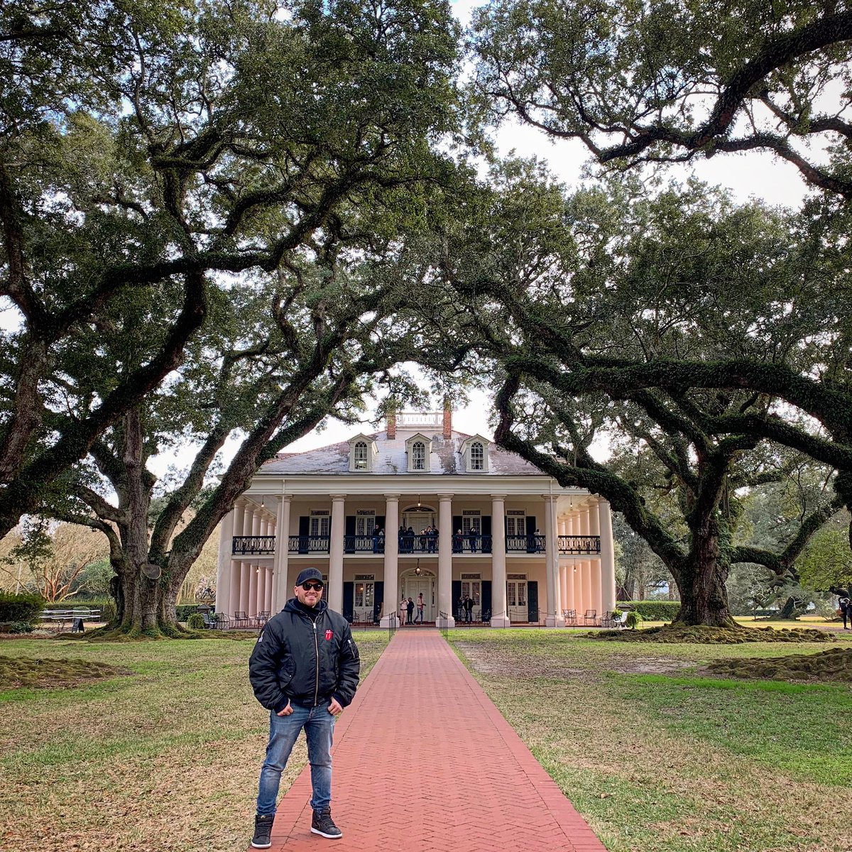 robcrosoli's tweet photo. I was truly in awe of how beautiful this historic plantation was. The history behind @Oak_Alley reminded me of how far we’ve come as a nation in such a short while. @VisitNewOrleans #MLKDay #LifeAsAn11 https://t.co/5xHIbvVVIq