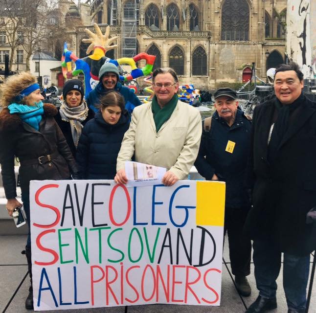 SaveSentsov's tweet image. Акція &quot;#Freeolegsentsov and all Ukrainian prisoners&quot; у Парижі.
Фото зі сторінки у Фейсбуці Jean-baptiste Michel Redde
#SaveOlegSentov