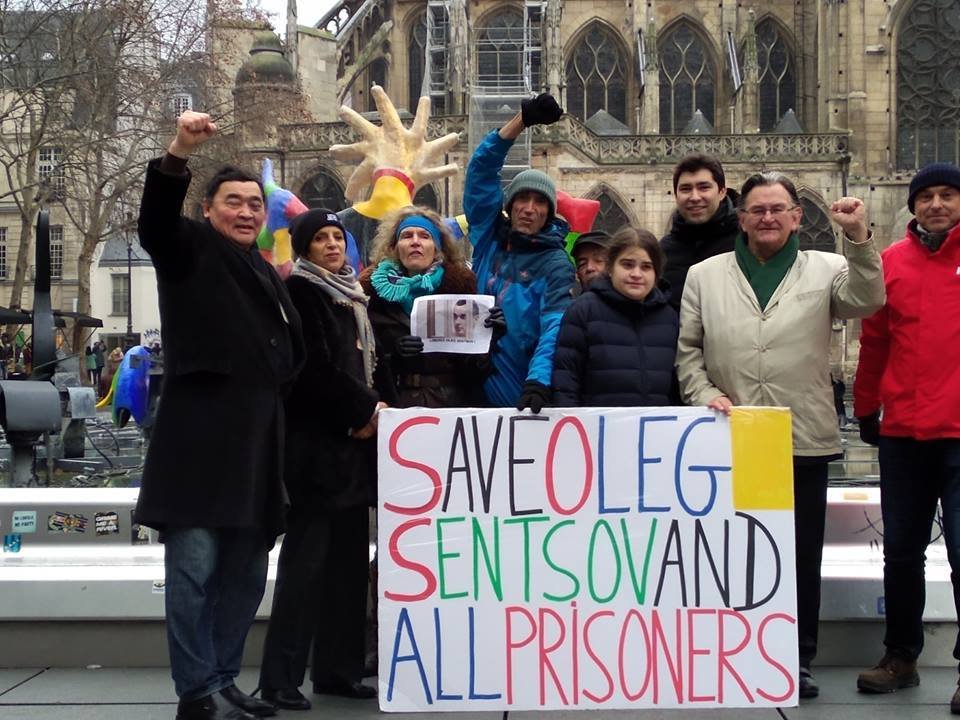 SaveSentsov's tweet image. Акція &quot;#Freeolegsentsov and all Ukrainian prisoners&quot; у Парижі.
Фото зі сторінки у Фейсбуці Jean-baptiste Michel Redde
#SaveOlegSentov