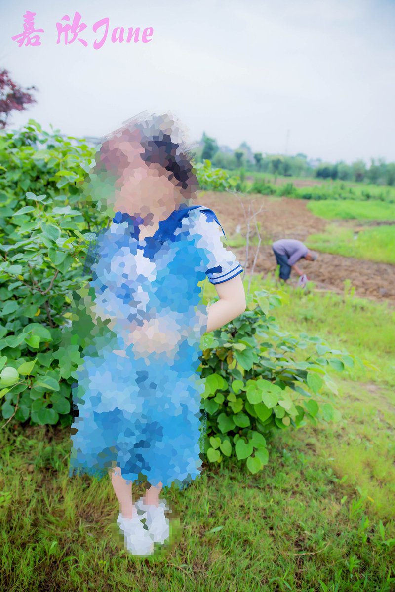 mfjxjane's tweet photo. 突然小树���面窸窸窣窣的发出声音
嘉欣睁开眼一看
发现自己面前有一个老伯在盯着嘉欣看
眼睛还在嘉欣光溜溜的身体上游走
嘉欣立马吓的蹲下来开始穿衣服
而老伯伯也慢悠悠地走到一旁去捡瓶子
一边走还一边盯着嘉欣穿衣服
嘉欣穿衣服的动作太大了
引得周围的人都纷纷朝小树后面的方向张望
好羞耻啊～～～ https://t.co/A8lrYyxBtV
