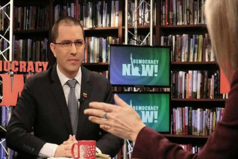 DiarioTalCual's tweet photo. Arreaza denuncia presunto intento de golpe de Estado desde Estados Unidos #TalCual #ClaroyRaspao #ChavismoCreeEnComplot https://t.co/yMFKSdh2BG https://t.co/AaCSvnpe7s