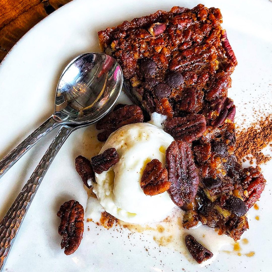 HomecominFL's tweet image. 🥄 When #NationalPieDay rolls around, Chef Art's 100-year-old family recipe for Chocolate Pecan Pie will be hard to resist 🍫

💥 Nat'l Pie Day | WED JAN 23

@DisneySprings @ChefArtSmith #HomecominFL