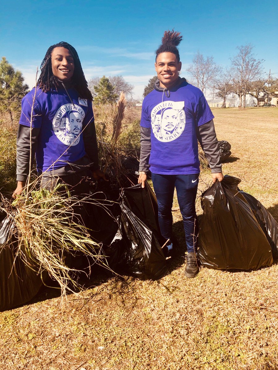 GreenWaveFB's tweet photo. No Day Off for Our Guys! 

What a great time at the #MLKDayOfService! 

 “Life's most persistent and urgent question is: 'What are you doing for others?'” https://t.co/G1WSbJi57b