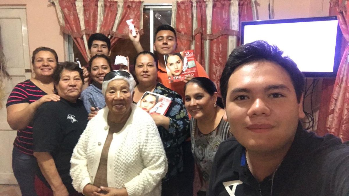 jesuscoutino_'s tweet photo. Hoy tuvimos ROO en casa de mi socio @luisvelfer 🤩 TODOS van por la colección AQUARIA y PUNTA CANA!!!👏🏼 Felicidades Luis, estás formando un gran equipo!! #conquista21 #RetoRoo #Puntacanaseminariointernacional #lainvitadera #oriflamers #Carprogram https://t.co/bVTkuU2dXj