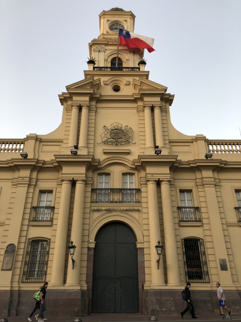 descubrestgo's tweet photo. La Real Audiencia se ubica en este lugar en el año 1609. Pero debido a las crecidas del Mapocho en 1647 (año del terremoto magno) y 1730, sumado a los constantes terremotos de la ciudad, el edifico fue deteriorándose. Ya en 1804 se encarga la construcción de este edificio. https://t.co/xCyyx6n0lL
