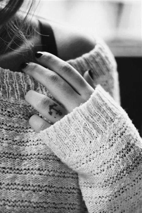 " Nakon nekog vremena naučis da i sunce opeče ako mu se previše približiš. 
Naučiš i to da sam gradiš svoj osobni vrt i uredjuješ svoju dušu, umestoto da čekaš da ti neko pokloni cveće, kao što naučiš i to da možeš mnogo toga pretrpeti, da si uistinu snažan, i da uistinu vrediš."