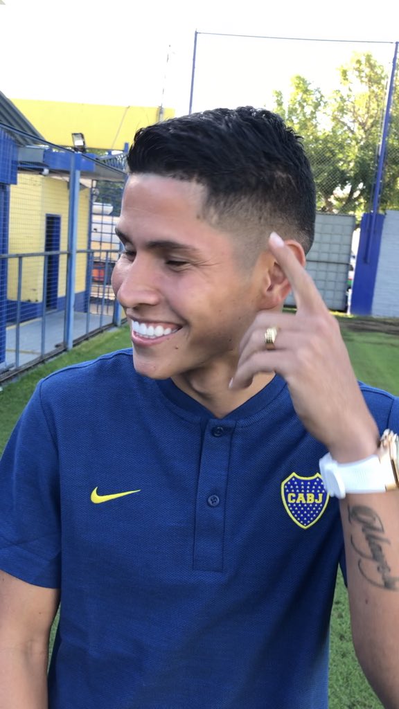 BocaPasionTotal's tweet photo. 🎙#JormanCampuzano En #BOCAPASIONTOTAL “ Cuando salió lo de #Boca hablé con ( #Wilmita) así le digo yo a @wilmarBarrios8 , cuando nos enfrentamos en #Tolima #DepPereira me dejo esta cicatriz (Risas ) @Am810Federal https://t.co/WLdzLLnrSy