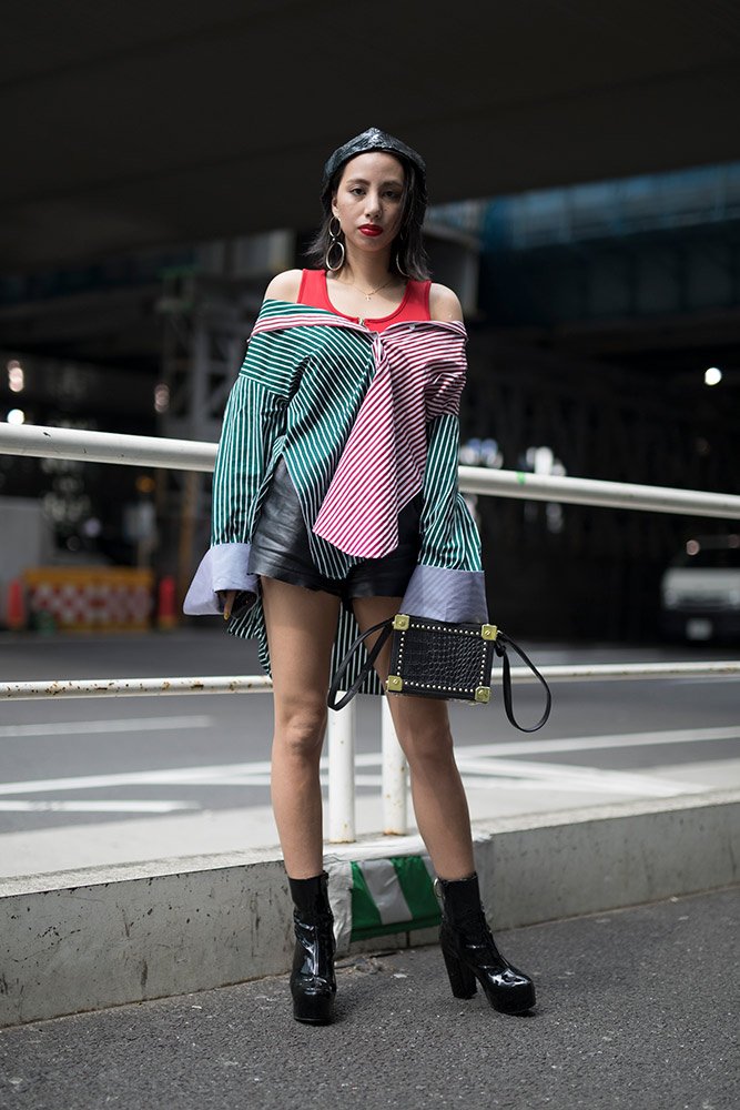 How to Wear a Button-Down Shirt (But Make It Fashion) thefashionspot.com.au/style-trends/8…