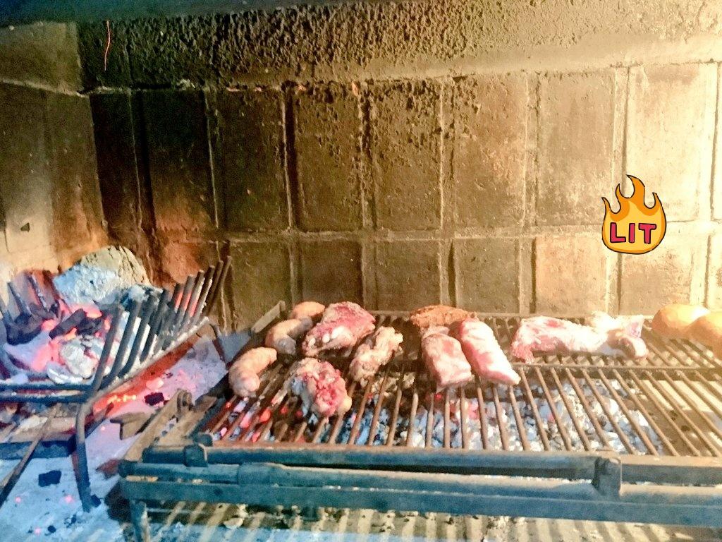 Val2606's tweet photo. No importa el día sino la ocasión 🤗  Lunes de asadito 😋 https://t.co/vQWZvF59lj