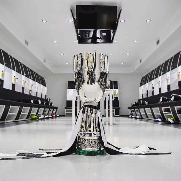 Dopo la Supercoppa vinta a Gedda ed esposta allo Stadium,la Juve vince anche in campionato alla ripresa!
Prime reti stagionali di @douglascosta @emrecan_ @DanieleRugani 👏🏻🔝
Ora inizierà un altro periodo di partite duro e intenso...forza ragazzi! #JuveChievo #FinoAllaFine ⚪️⚫️❤