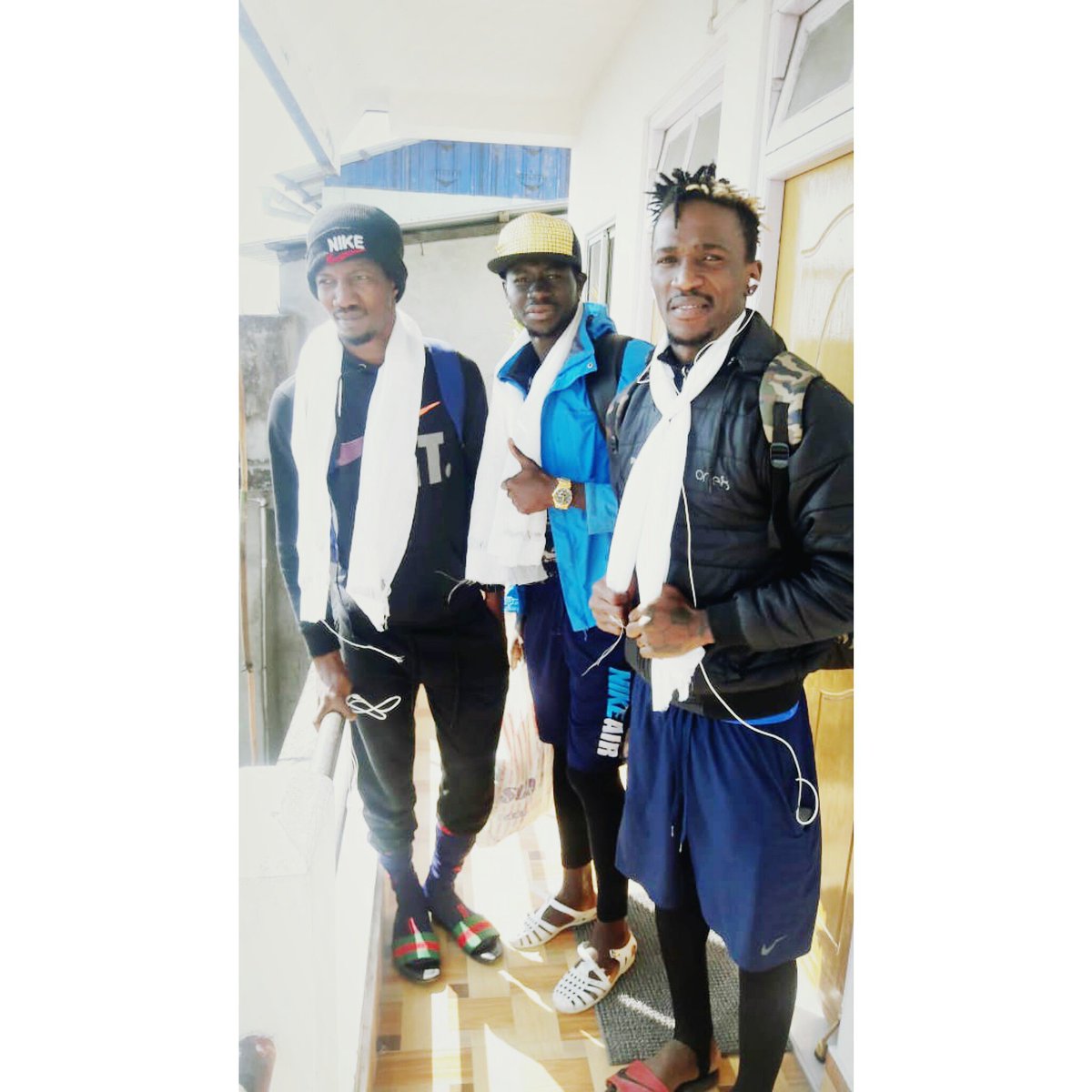 PrekshaSchettri's tweet image. We were off the grid for a while.. 😀back to hosting now 
Book with us &amp;amp; avail massive winter discounts 😀

In the pics , Joe and his footballer friends from Liberia.. #backtohosting #winterdiscounts #football #footballfans #ilovefootball #constantiacottagehomestays #Kurseong