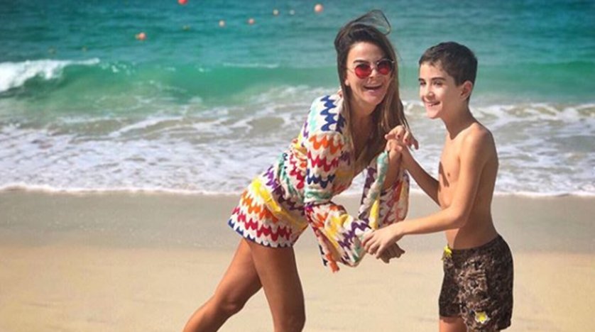 #Özlem Yıldız’ın karne hediyesi Dubai tatili: Sunucu Özlem Yıldız, geçtiğimiz gün karne alan oğlu Demir’i tatille ödüllendirmek için Dubai’nin yolunu tuttu. Yıldız, tatilde kayak keyfi yapanların aksine oğluyla kış ortasında yazı yaşadı.… korfezhaberi.com/2019/01/21/ozl… #Korfezhaberi