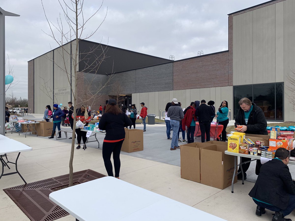 BRK8Wraparound's tweet photo. Beautiful day serving with the Madison Feeder Pattern Wraparound Specialists, W. Orem YMCA and amazing volunteers at the 2019 MLK Day of Service @madisonmarlins Thank you to everyone who supported the drive, we truly appreciate you!!! @EvansJohnese @DrTabDavis @ReaganK8_HISD https://t.co/iANhU8u13v