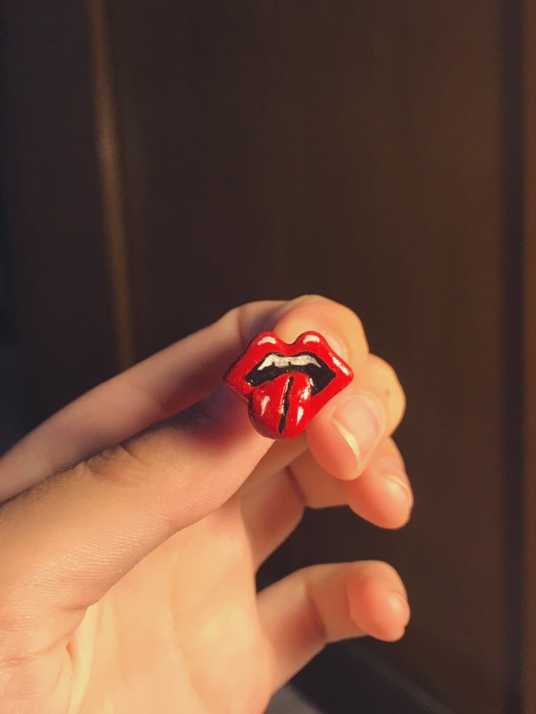 malamalenita's tweet photo. Lo publico acá también aunque no me sigue nadie.
Estoy haciendo aritos y dijes de porcelana fría, 100% hechos a mano. Están barnizados para más resistencia y los aritos son de acero.
Me ayudan un montón si comparten💕 https://t.co/bcU8ky2z3c