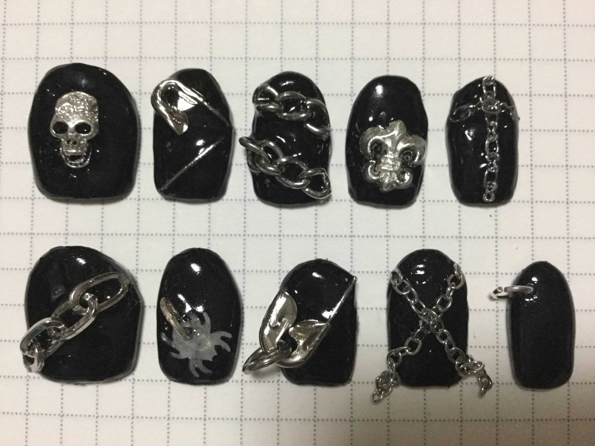 杏汰 キャラメルキューブ出展中 ゴシックネイル 足付きの髑髏ボタンがサイズ的に丁度良いのだけど 足を切り落とすのがかなり手間だけど 廃盤だし在庫も無くなったので ネイル用パーツに移行 小さい 何か物足りない 値段と大きさとデザインと 丁度