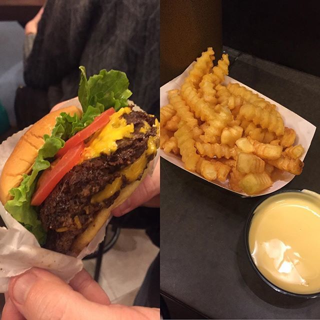 Outdoor_Sherman's tweet photo. Shake Shack double patty burger and cheesy fries 🍔 +🍟 ! @shakeshack #burgerandfries #burger #cheesyfries #nyceats #nyc #newyorkcity #foodie #food #montrealfoodie #mtlfoodie #travelfoodie #travelforfood https://t.co/wfViPY9bOD https://t.co/h6fSrw6Xy6