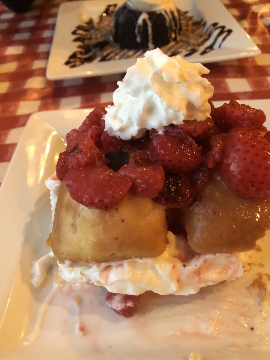 hanamkim's tweet image. So I will be eating strawberry shortcake for days #goodproblem #foodie