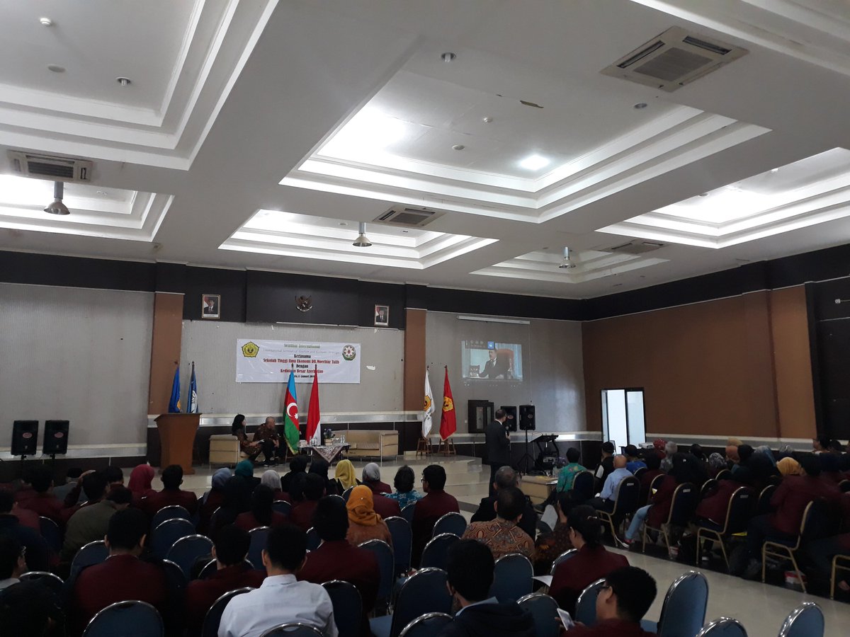 AzEmbIndonesia's tweet photo. Public lecture about #Azerbaijan delivered by the Embassy for prof.&amp;students of the School for Economic Sciences named after Dr. Moechtar Talib in Jakarta

#Azerbaijan #axc100 #soniclas #baku_media_center  
#BlackJanuary #20January #Baku1990 #SovietInvasion #RedArmyTerror https://t.co/rWea5ils5V
