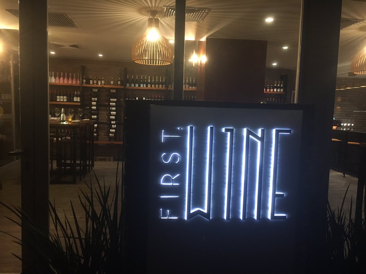 MiguelAserra's tweet photo. Si tenéis la oportunidad, no dejéis de ir al #firstWine del @PalladiumHG en República Dominicana. Cuenta con una fantástica selección de vinos y buenas carnes. Escuchar al sommelier Cristian hablar de vinos es una delicia. @AMatumatu . @Mariajose34Mjtp https://t.co/fMvfpuSTwN