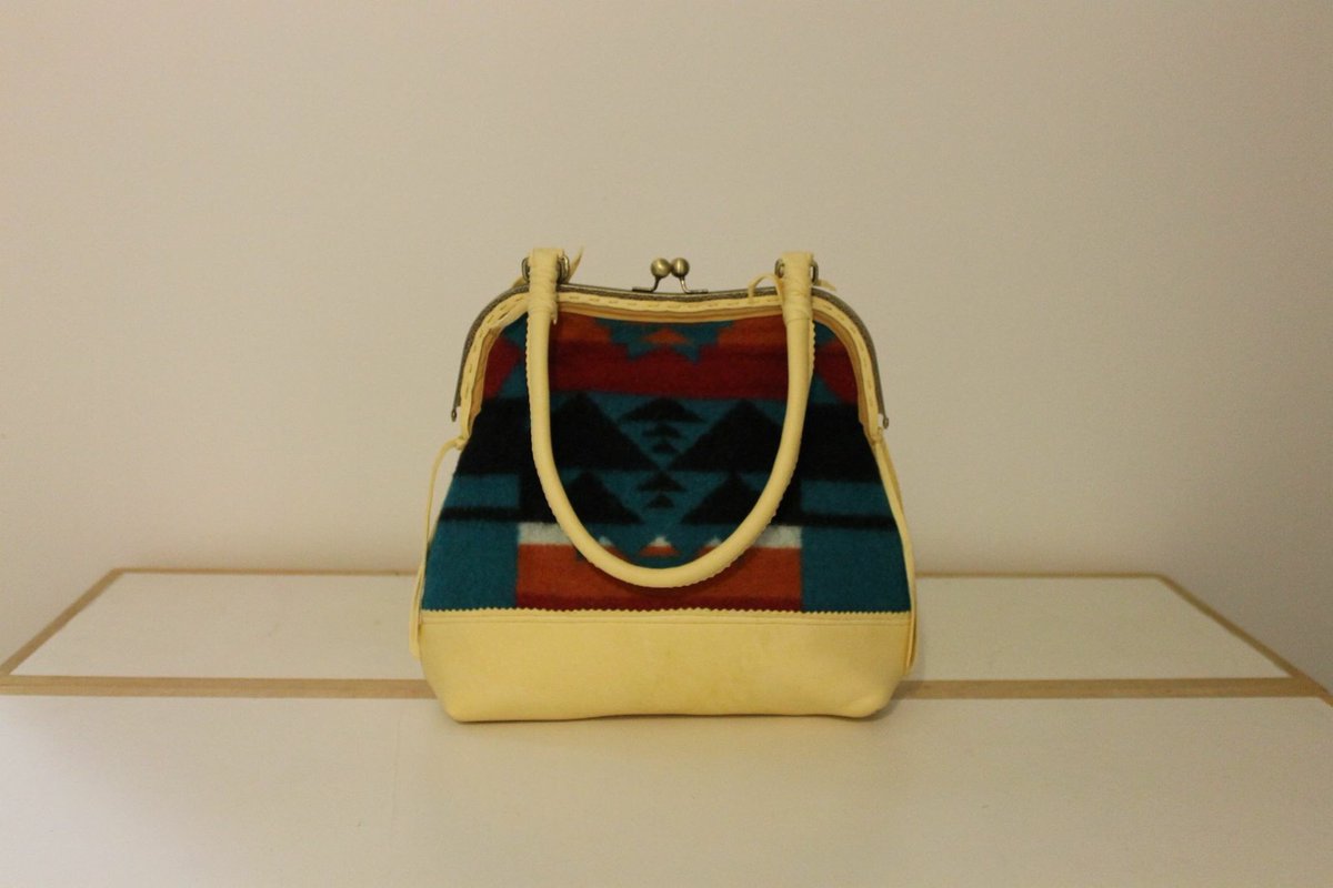 DonnaGull's tweet photo. Another boy chief print clutch hand bag done #creestylebydelores #clutchhandbag #boychiefblanket #leather #indigenous https://t.co/237eYEZp1S