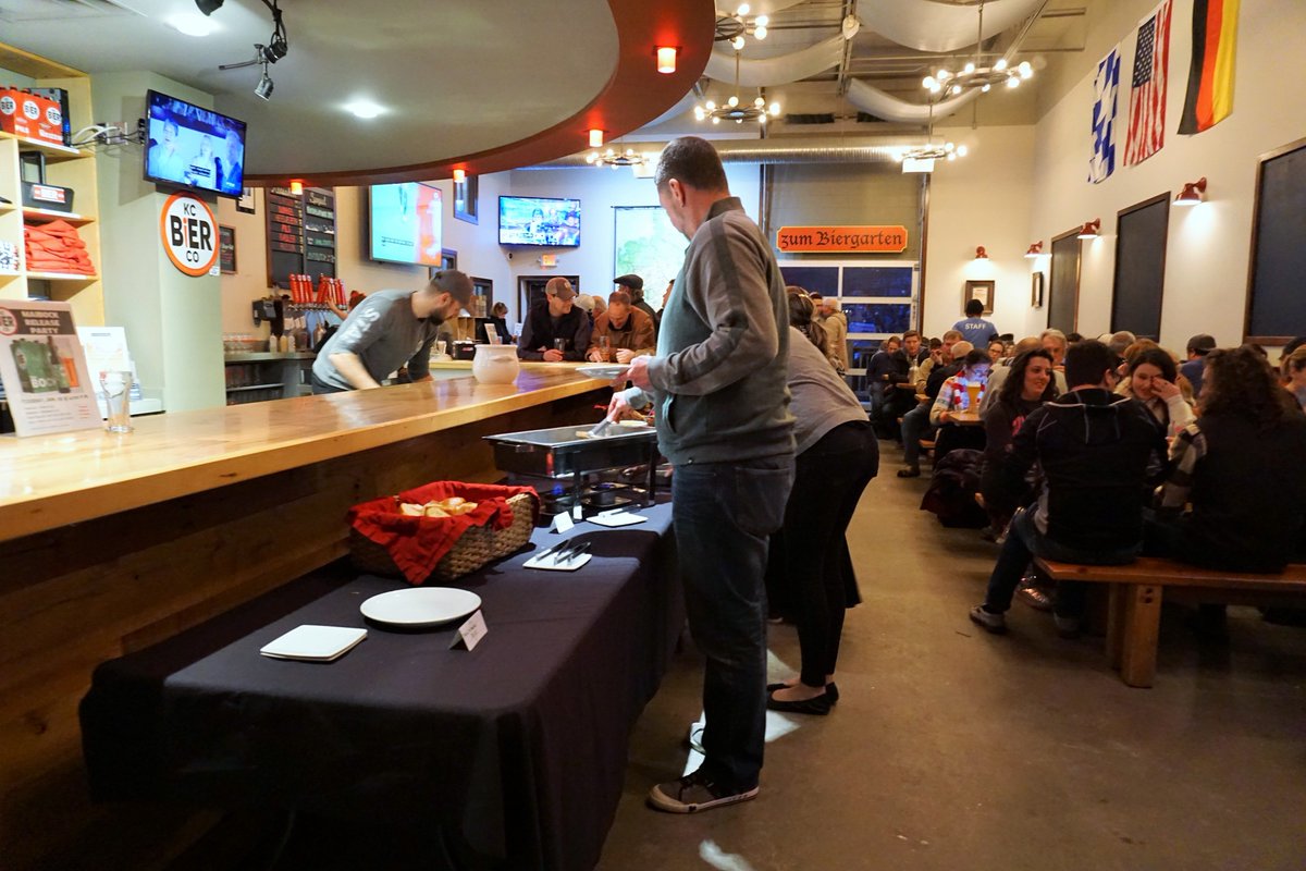 KanCityBeer's tweet photo. @KCBierCo's Growler Club Member Appreciation Night was tonight and offered Club Members a free buffet of #pretzels, sausages, & #bier cheese suppe; 50% growler fills; & a preview of their 2019 Maibock. #kcbier #kcbeer #kansascitybeer #kansascity https://t.co/pX7mXhfWIQ
