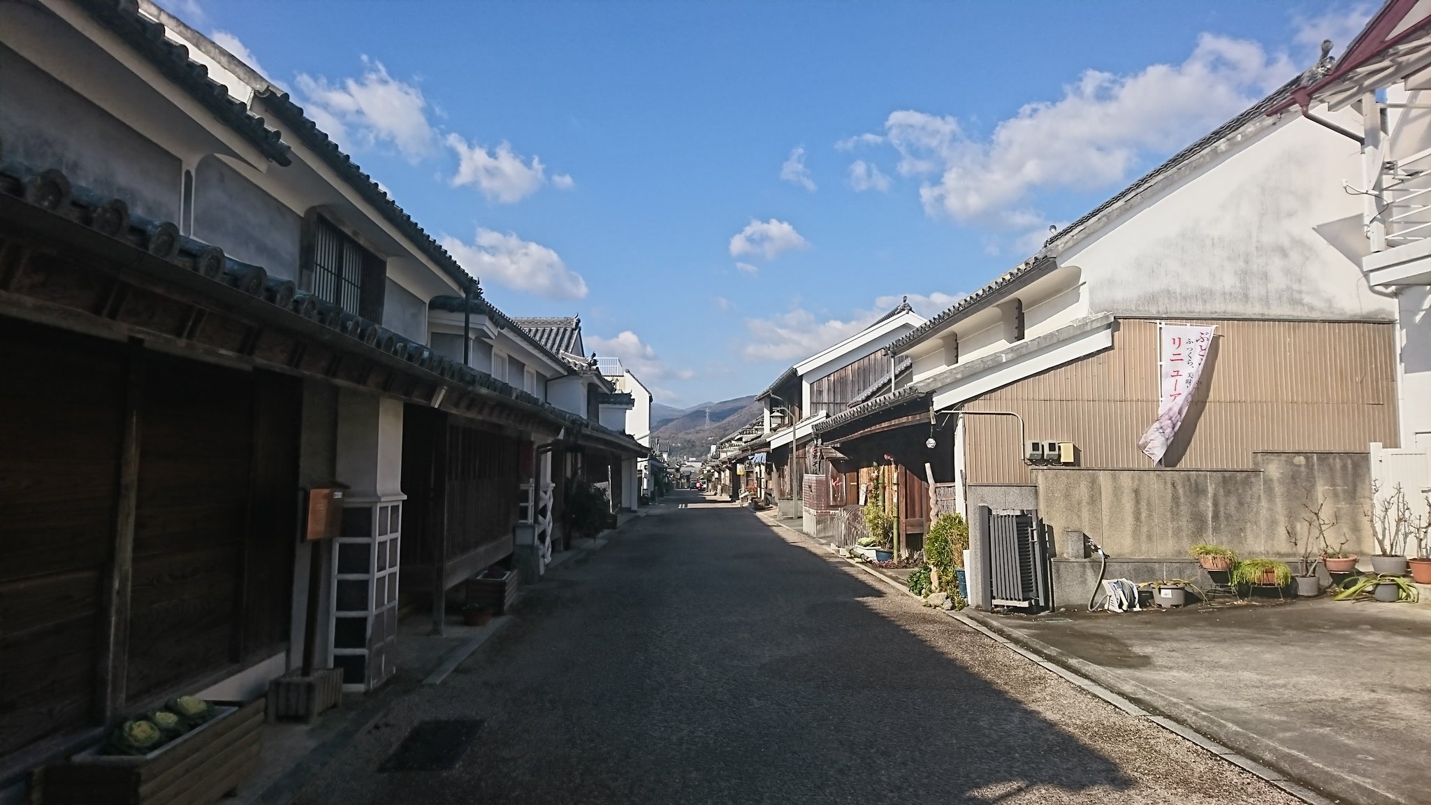 こたつ バイクで日本一周中 重伝建脇町南町にきてました うだつの町並みと呼ばれる町並み うだつとは２階屋根の左右についてる火除け壁のこと 3枚目 4枚目 江戸時代の脇町南町の富豪はここを立派にする事を競っていたそうで現代になっても良く残って